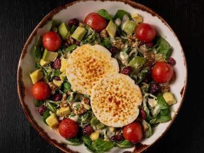 ENSALADA DE CANONIGOS Y QUESO DE CABRA