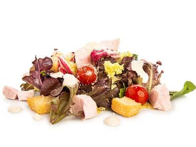 Ensalada César con dados de pollo