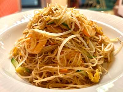 Spaghetti di Riso con Verdure e Gamberi