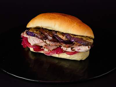 Panino con Melanzane Grigliate, Cipolla Caramellata e Porchetta