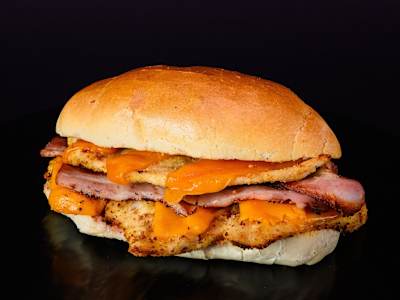 Panino con Pollo Panato, cheddar e bacon tostato