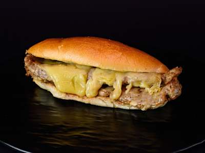 Panino con Salsiccia Grigliata, Bacon Tostato ed Emmental