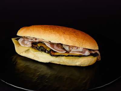Panino con Guanciale di Nostra Produzione, fontina e zucchine grigliate