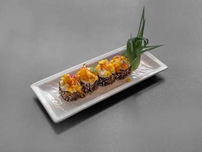 Uramaki Black Mango Roll