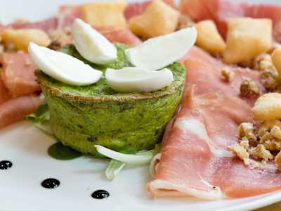Tortino di Cime di Rapa e Mozzarella con Prosciutto Crudo e Granella di Noci