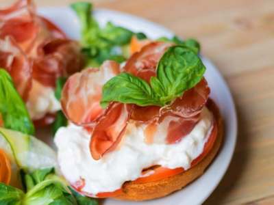 Frisa con pomodoro, basilico, stracciatella e capocollo