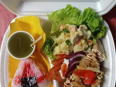 Sumiben okonomiyaki e insalata di patate, onigiri, matcha