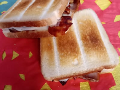 Toast kebab con cipolla e sottilette