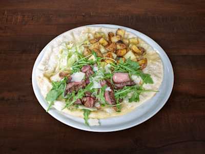 Tagliata di Manzo con Rucola, Grana e Contorno a Scelta su Focaccia