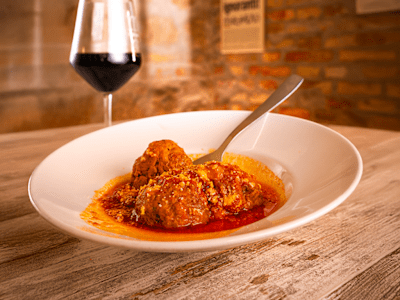 Polpette de Nonna all'amatrciana