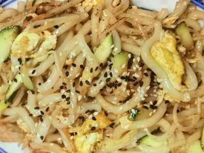 Yaki udon con gamberi