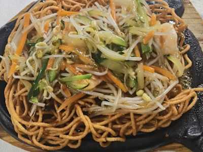 Spaghetti Fritti Croccanti con Gamberi e Verdure