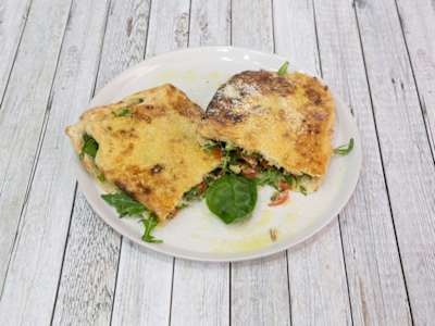 Saltimbocca con Crudo, Mozzarella e Pomodorini