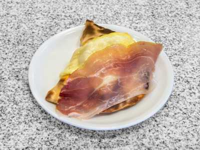 Calzone con Prosciutto Cotto, Mozzarella e Uovo