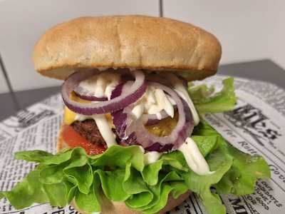 Hamburger Classic -servito con patate dippers
