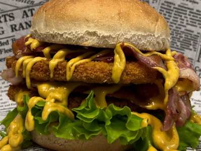 Hamburger Wnb -servito con patate dippers