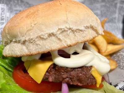 Burger Beyond Classic -servito con patate dippers