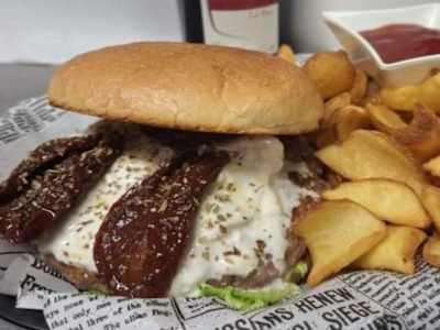 Hamburger Italico -servito con patate dippers