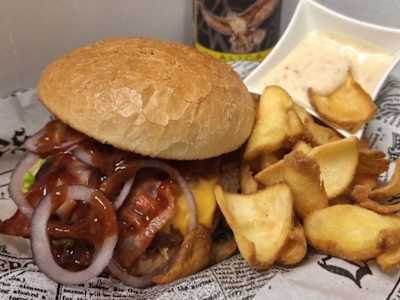 Hamburger Cadillac -servito con patate dippers