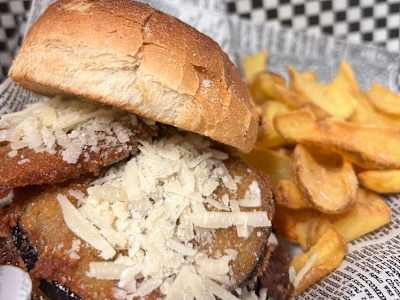 Hamburger Happy -servito con patate dippers