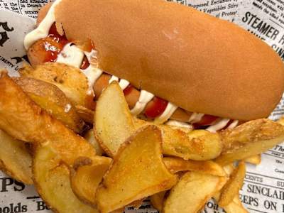 Hot Dog -servito con patate dippers