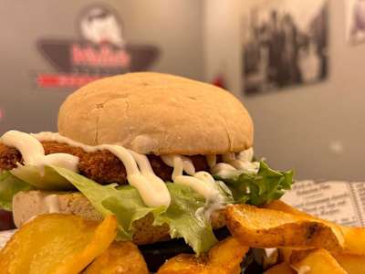 Hamburger Chicken -servito con patate dippers