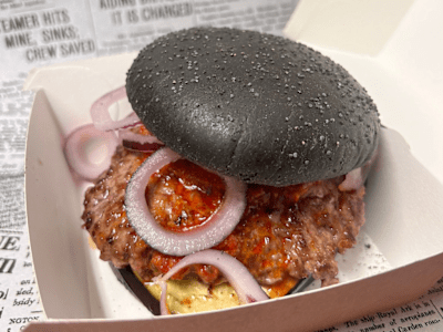 Hamburger Calabrese -servito con patate dippers