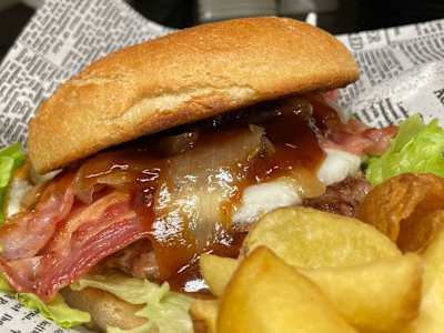 Hamburger Egg -servito con patate dippers