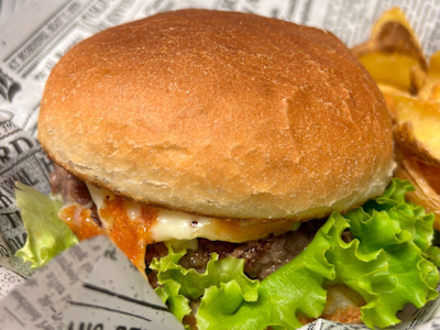 Hamburger Piemontese -servito con patate dippers