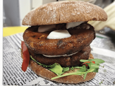 Sunny waggy -servito con patate dippers