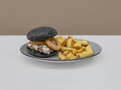 Road Burger -servito con patate dippers