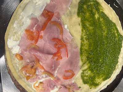 Crepe con Pesto, Stracchino, Pomodori e Prosciutto Cotto
