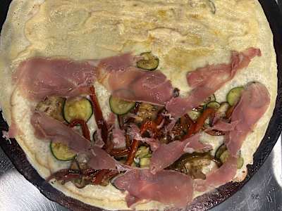Crepe con Prosciutto Crudo, Scamorza, Verdure Grigliate e Salsa Tonnata
