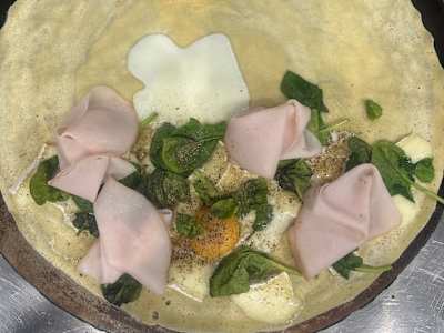 Crepe con Spinaci, Brie, Tacchino, Uovo e Pepe Nero