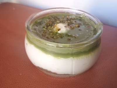 Dessert di cioccolato bianco e pistacchio