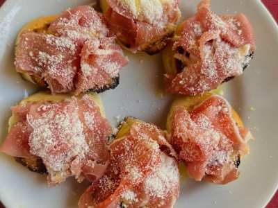 Bruschette Crudo e grana