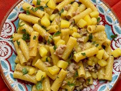 Rigatoni con patate e salsiccia
