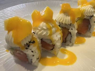 Uramaki sake mango