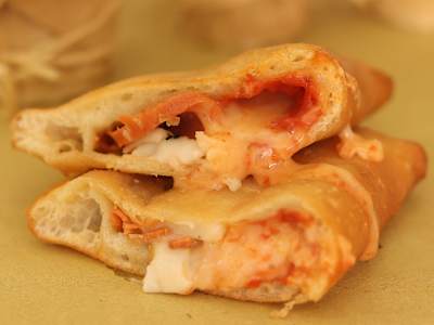 Pizza fritta con Gorgonzola e Salsiccia Veg