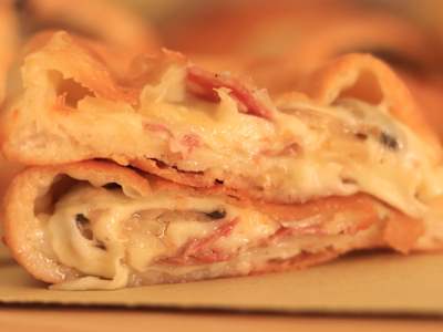 Pizza con Mozzarella, Salsiccia e Funghi