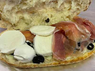 Panino con Mozzarella, Prosciutto Crudo, Mozzarella di Bufala, Pomodorini e Olive