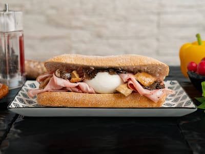 Sfilatino con Mortadella al Tartufo, Burrata, Scaglie di Tartufo e Funghi Porcini