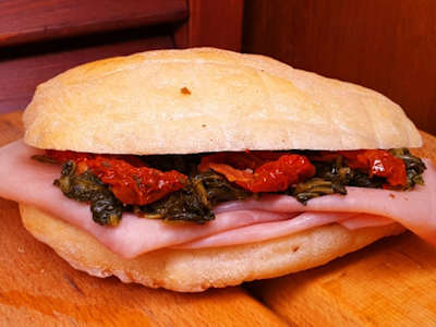 Panino con Prosciutto Cotto di Praga, Cicoria Ripassata e Pomodori Secchi