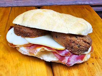 Panino con Polpetta di Melanzane, Speck e Provola