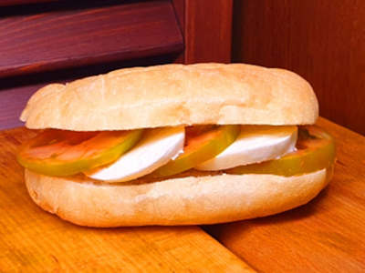 Panino con Pomodoro Fresco e Mozzarella