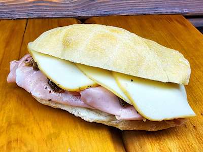 Panino con Mortadella al Tartufo e Provola