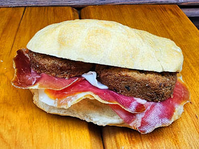 Panino con Polpetta di Melanzane e Prosciutto Crudo