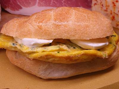 Panino con Frittata di Zucchine e Mozzarella