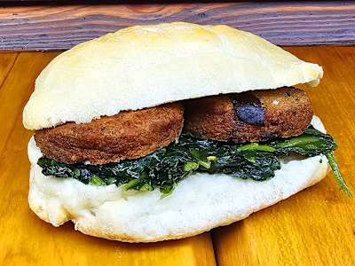 Panino con Polpetta di Melanzane e Cicoria Ripassata