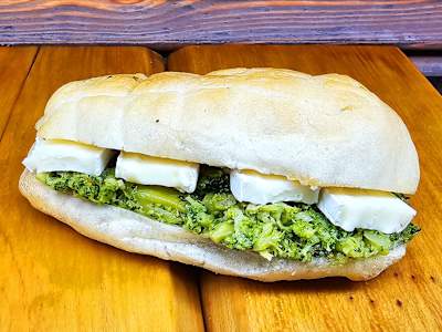 Panino con Broccolo Ripassato, Brie e Pesto